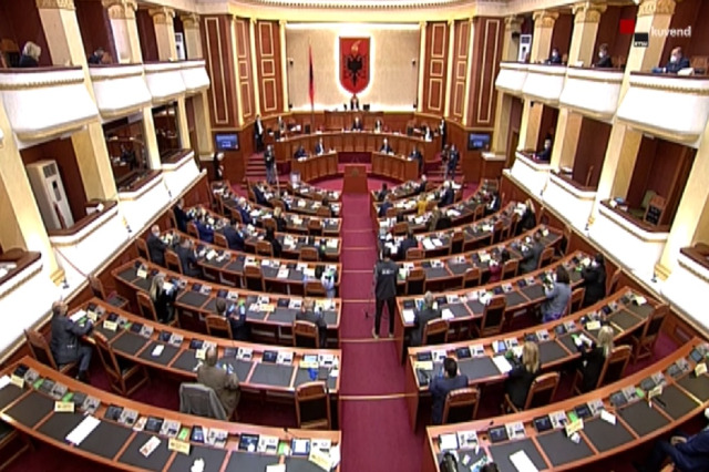Parlamenti rrëzon dekretin e presidentit për ndryshimet në Kodin Zgjedhor