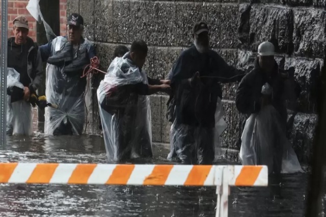 Përmbyten rrugët e stacionet e metrove, Nju-Jorku shpall gjendjen e jashtëzakonshme