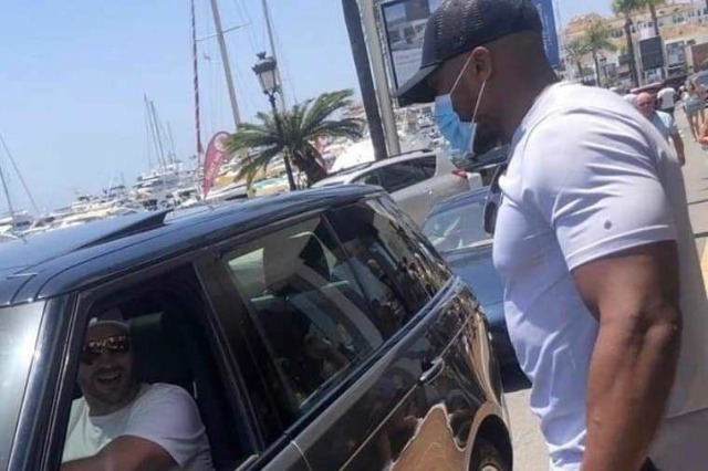 Takimi surprizë, Fury dhe Joshua përshëndeten në rrugët e Spanjës