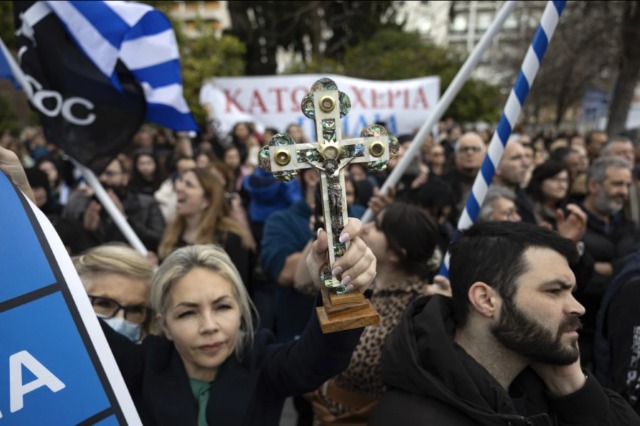 Qindra qytetarë protestojnë në Athinë kundër ligjit për martesat mes së njëjtës gjini