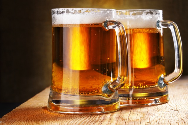 Birra që po shkurton 8.000 vende pune për të kursyer 2 miliardë euro: Cili është plani i prodhuesit të dytë më të madh në botë?