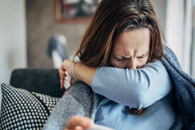 Mjekët zbulojnë arsyen e kohëzgjatjes së kollës, çfarë fshihet pas infeksioneve të vazhdueshme