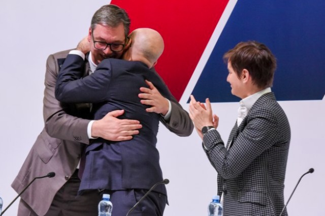 Serbi/ Vuçiç jep dorëheqjen nga drejtimi i partisë Përparimtare Serbe