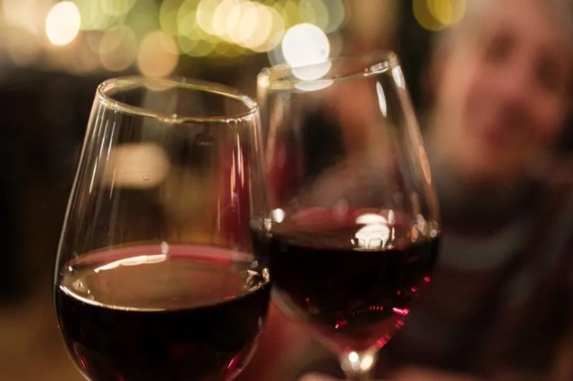 Mjeku më i lartë në SHBA: Alkooli lidhet me 7 lloje kanceri, duhet të vendosen etiketa paralajmëruese