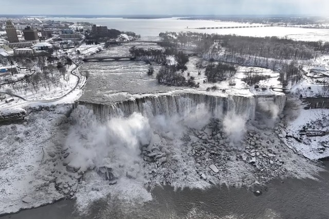Pamjet mahnitëse nga Ujëvarat e Niagarës që u godit nga stuhia më vdekjeprurëse në 50 vjet