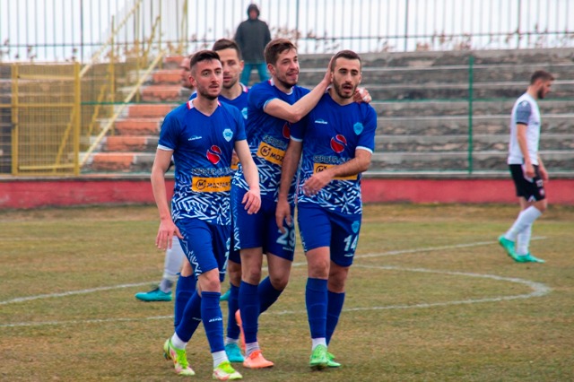 Shkupi drejt titullit, Shkëndija shkarkon trajnerin