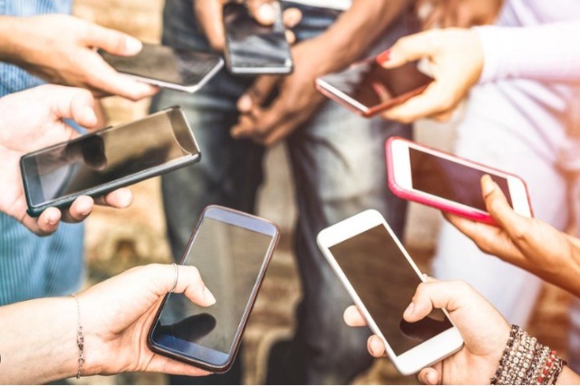 Holanda do të ndalojë telefonat në shkolla, pengojnë mësimin dhe përqendrimin te fëmijët