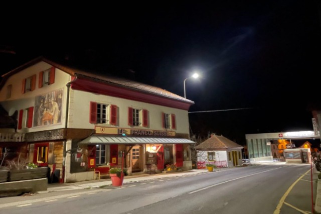 FOTO/ Hoteli i pazakontë që ndodhet në të njëjtën kohë në dy shtete të ndryshme