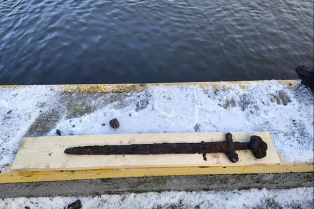 Shpata vikinge, zbulohet në gjendje pothuaj të përsosur pas 1000 vitesh