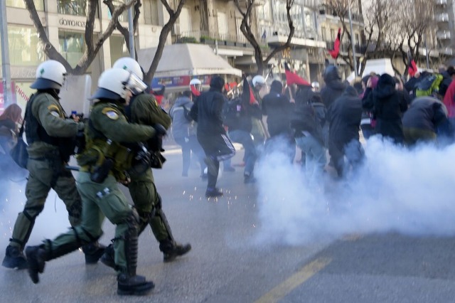Tension dhe gaz lotsjellës në marshimin në Selanik kundër krijimit të universiteteve joshtetërore