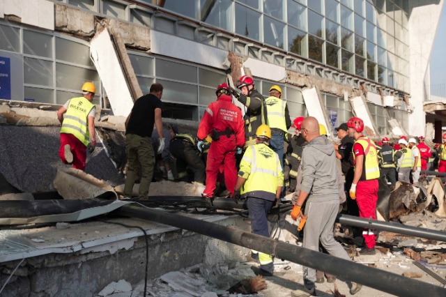 Tetë të vdekur nga shembja e çatisë së stacionit hekurudhor në Serbi