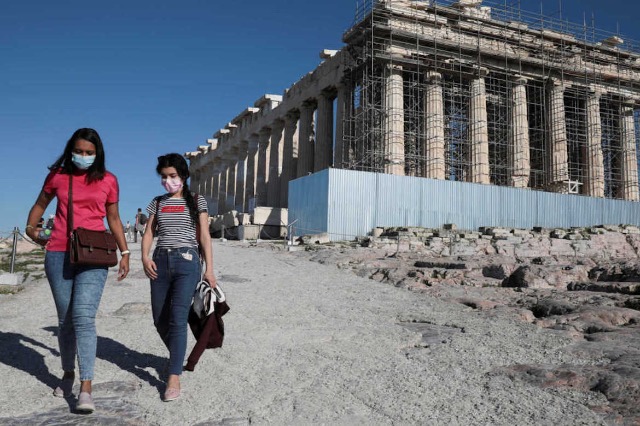Greqia planifikon heqjen e karantinës njëjavore për turistët nga BE