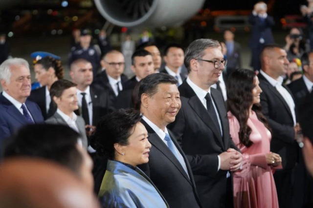Presidenti kinez Xi Jinping mbërriti në Beograd dhe u prit nga presidenti serb Aleksandër Vuçiç në aeroport