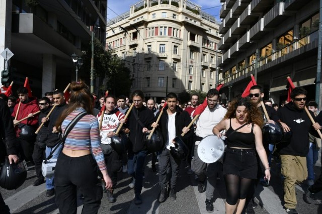 Tjetër protestë në Greqi/ Studentët kundër krijimit të universiteteve private, 8 të plagosur