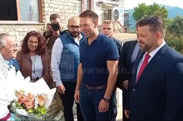 Kaselakis, lideri i Syrizas takon minoritetin grek në Dropull: Jam në dispozicionin tuaj