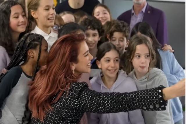 Dua Lipa kthehet në shkollën e saj fillore në Londër, mesazhe për nxënësit