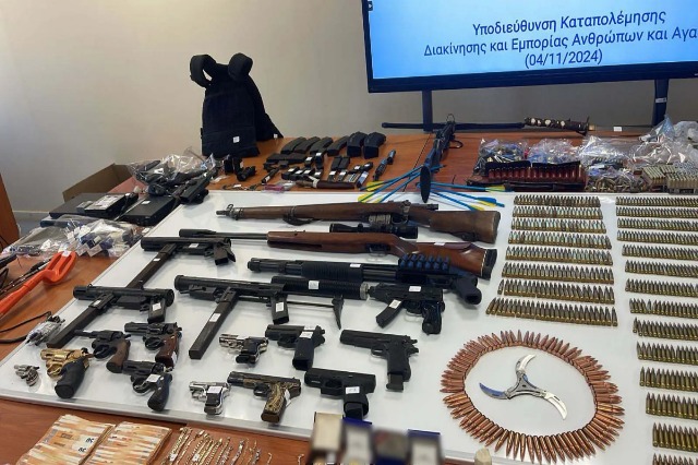 Greqi, sekuestrohet një arsenal armësh, mes të arrestuarve 25-vjeçarja shqiptare