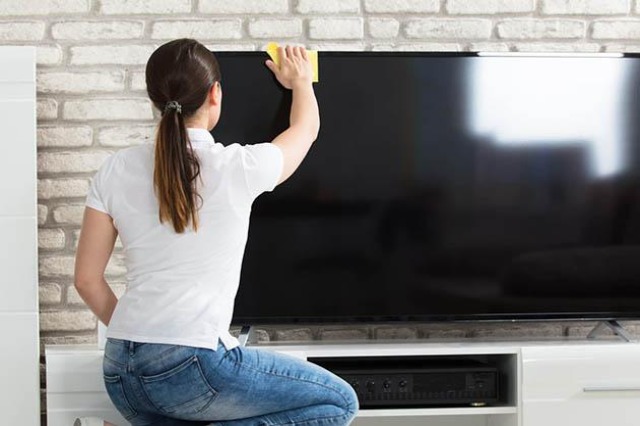 Si të pastroni ekranin televizorit pa e dëmtuar atë