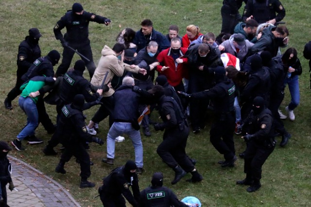 Protestat në Bjellorusi, policia arreston dhjetëra demostrues