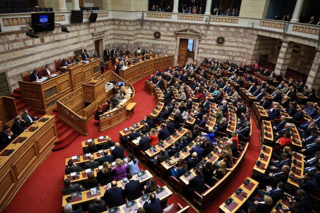 Shuhet kreu i Kishës Ortodokse, politika greke nderon Kryepeshkopin Anastas