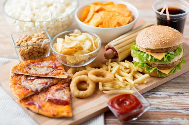 Nga hamburgerët tek pijet me gaz, çfarë ndodh me trupin tuaj kur hani ushqime të shpejta?