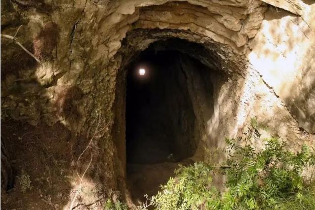 Jetonin në një “shpellë” për të qenë më pranë Zotit, largohen me forcë familjet në Greqi