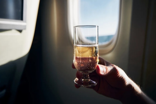 Studimi: Mos pini alkool para gjumit në aeroplan, mund t’ju shkaktojë dëme serioze