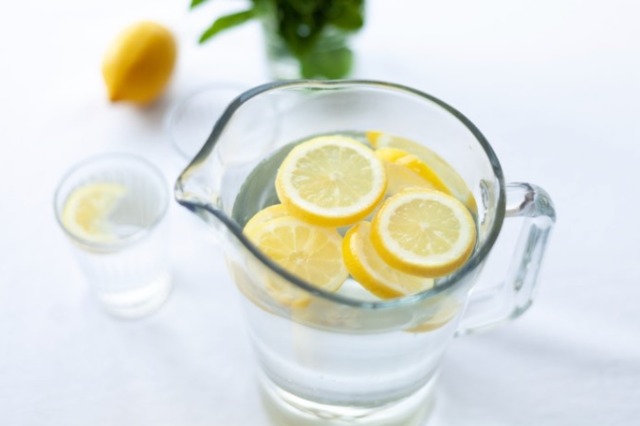 Përfitime befasuese të ujit me limon për shëndetin