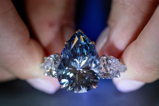 Diamanti blu do të shitet në ankand për 50 milionë dollarë