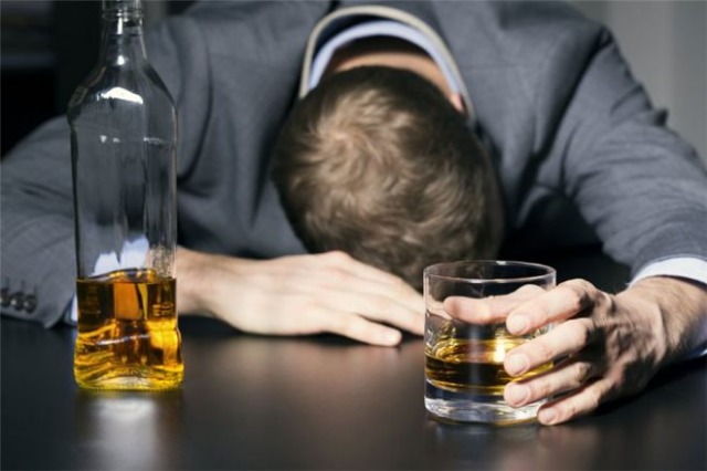 Wall Street Journal”: Alkooli edhe në sasi të vogla shkakton probleme serioze