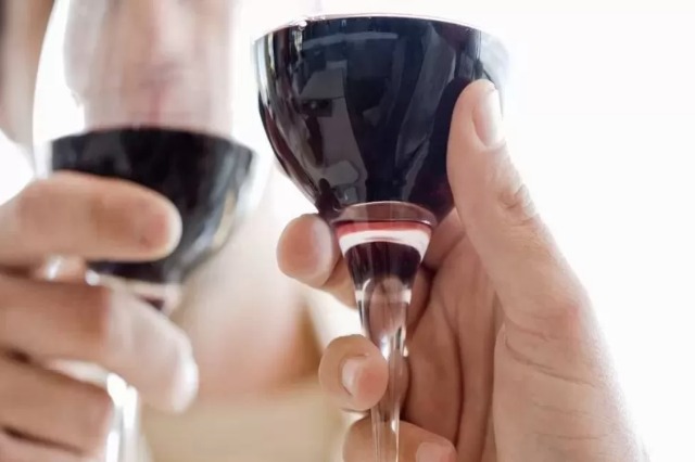 Dhimbja e kokës nga vera e kuqe, studiuesit zbulojnë arsyen dhe nuk ka të bëjë me sasinë