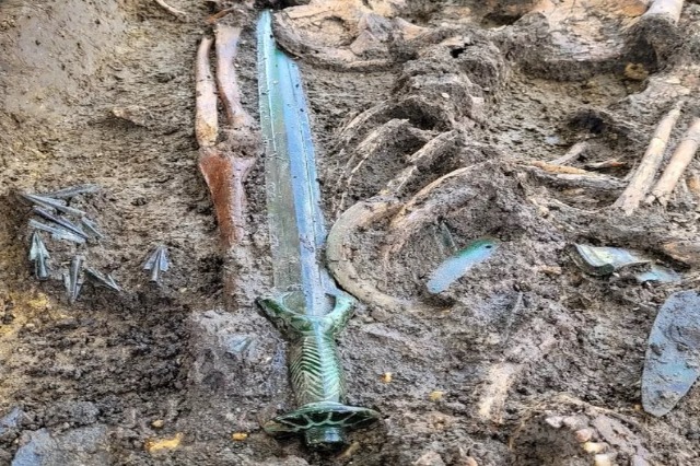 Arkeologët zbulojnë shpatën 3000-vjeçare të ruajtur aq mirë sa që ende shkëlqen