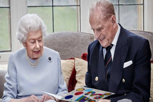 Elizabeth II dhe Philip festojnë 73-vjetorin e… martesës!