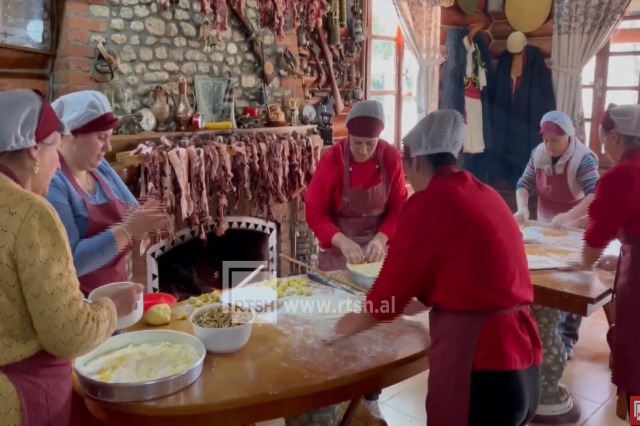 Tradita e Kolonjës në fundvit – Bakllavaja dhe këngët që shoqërojnë përgatitjen e ëmbëlsirave