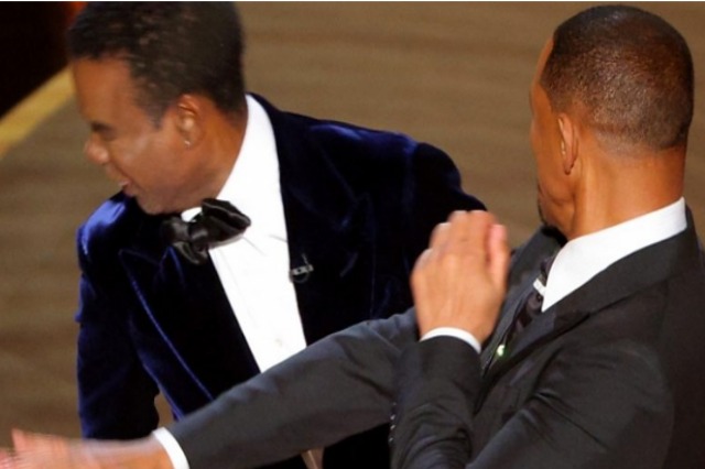 Aktori i famshëm Will Smith qëllon me shuplakë komedianin në eventin e Oscar (VIDEO)