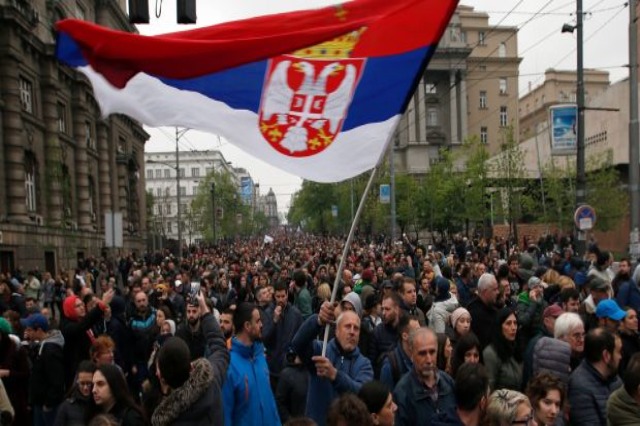 Protestë masive në Serbi