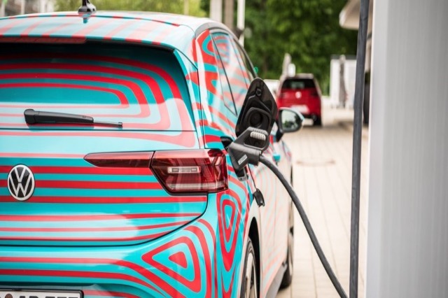 Bateri më rezistente dhe më të shpejta në mbushje për veturat elektrike