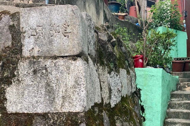 FOTO/ Fshati i ndërtuar me gurë varresh