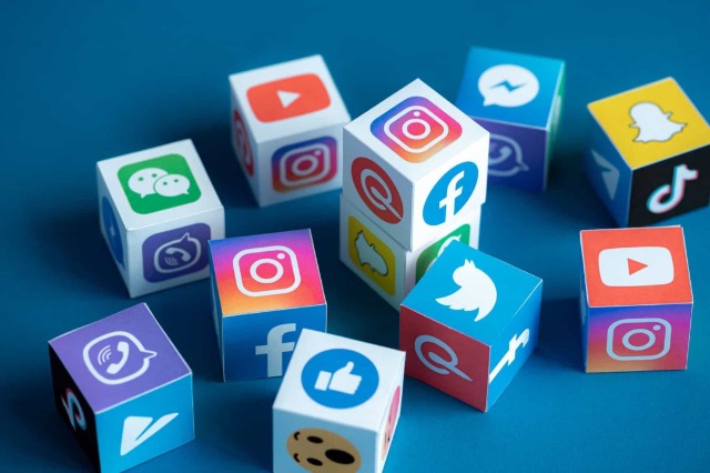 Ana pozitive e mediave sociale