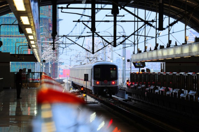 Metroja e Shangait forcon statusin si metroja më e gjatë në botë