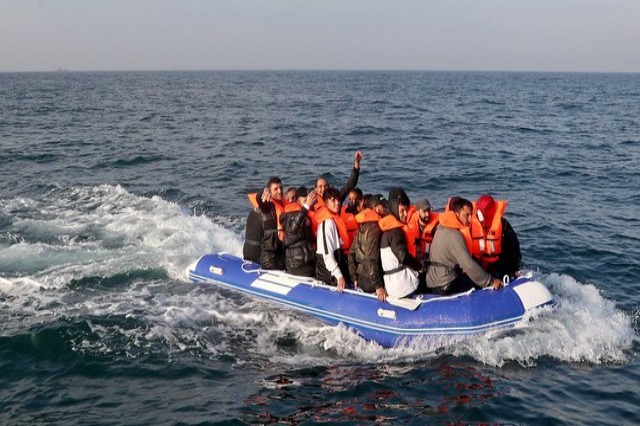 Qindra migrantë të kapur në Greqi, ndërsa kontrabandistët përsosin metodat