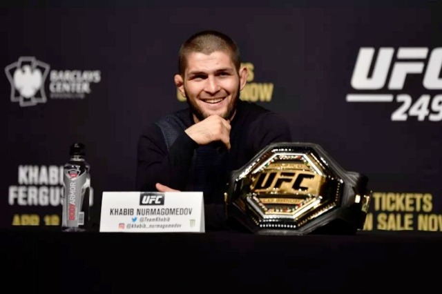 Menaxheri i Khabib jep lajmin: Ja kur do të rikthehet në kafaz