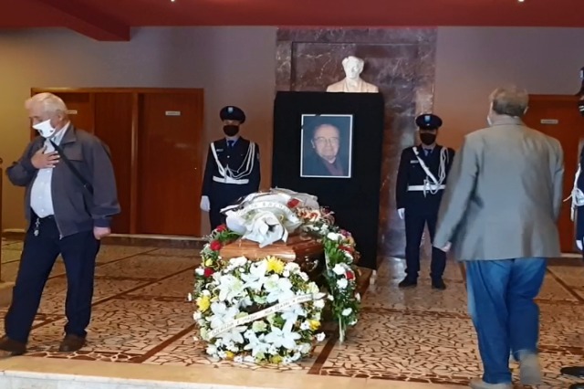 Homazhe për Gjergj Vlashin. Kolegët i japin lamtumirën e fundit themeluesit të estradës së Durrësit