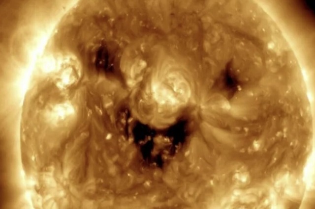 “Dielli ynë po buzëqesh”/ Nasa kap imazhin: Mund të nënkuptojnë një stuhi diellore