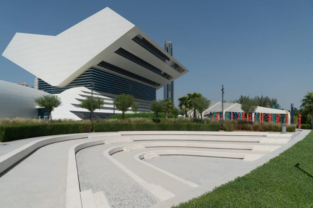 FOTO/ Brenda bibliotekës spektakolare të Dubait, e ndërtuar në formën e një libri
