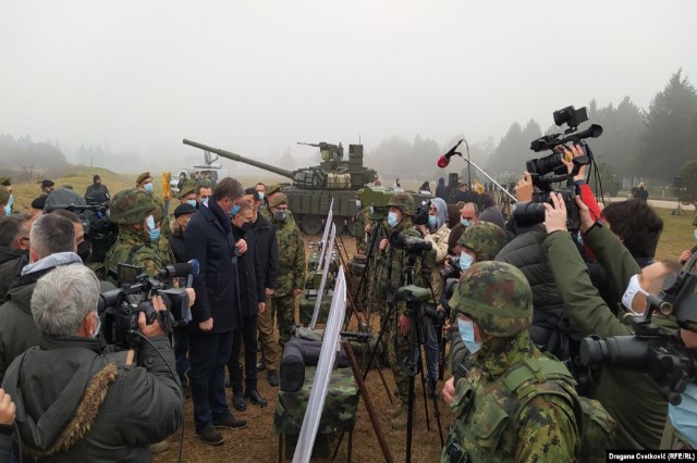 Rusia i dhuron tanke dhe mjete të blinduara Serbisë