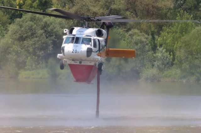 Avionë dhe helikopterë nga vendet e Ballkanit ndihmojnë në shuarjen e zjarreve