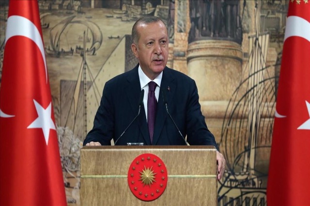 Charlie Hebdo provokon këtë herë me Erdogan, i ngre fustanin një gruaje myslimane…