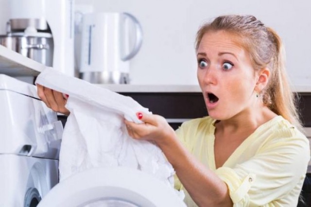 Cfarë duhet të bëni kur çorapja e kuqe ngjyros rrobat e bardha?