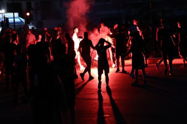 Protesta të dhunshme në Athinë, kundërshtohet vaksinimi i detyrueshëm
